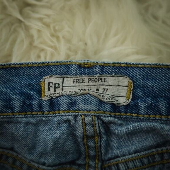 Free People Size 27 Light Wash Lacey Lace Button Zip Cotton Denim Jean Shorts - Picture 5 of 8